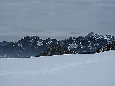 Links der Breitenstein, rechts der Wendelstein