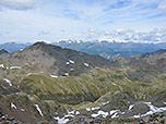 Links das Tagewaldhorn, im Hintergrund die Zillertaler Alpen