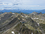 Blick hinunter zum Flaggersee, links im Hintergrund zeigen sich die Stubaier Alpen