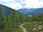 In Serpentinen wandern wir dem Tal entgegen