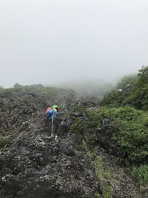 Über die erstarrte Lava erreichen wir die Wolken
