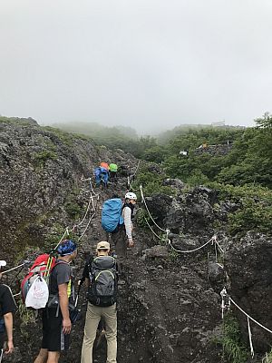 Über felsiges Gelände steigen wir zur Tomoekan Hütte der  Station auf
