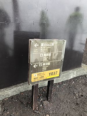 ...  und folgen weiter den Wegweisern ...