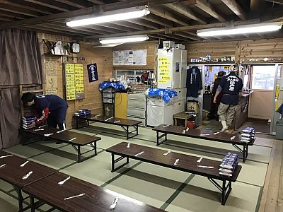 Ein Raum ist fertig für die Essensausgabe