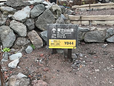 Wir folgen dem Pfad an den Hütten vorbei ...