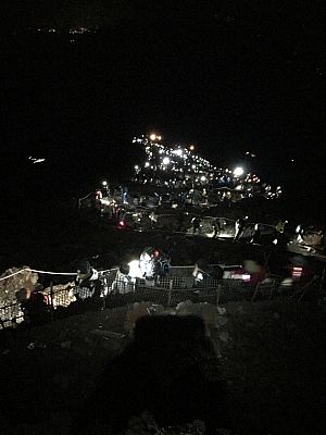 Eine Lichterschlange zieht den Berg hinauf