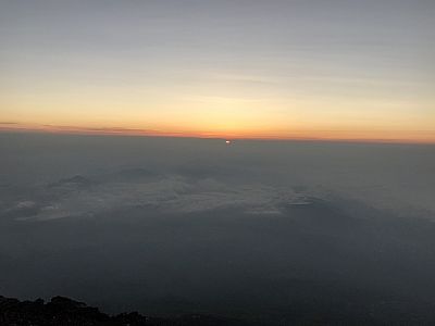 Die Sonne kämpft sich durch die Wolken