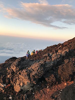 Die Felsen werden von der Sonne rot gefärbt