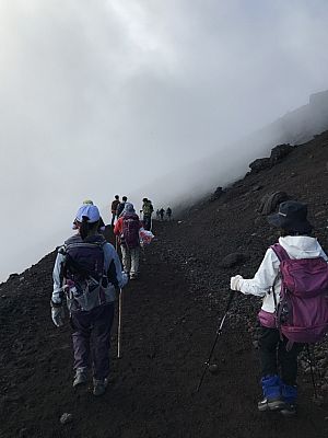 Über einen bequemen Pfad steigen wir schließlich ab