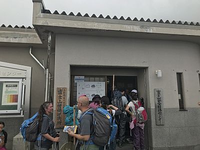 An der Station 6 werden die Helme ausgegeben