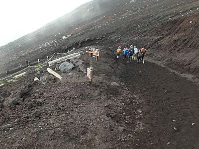 Unschwer führt der breite Pfad den Hang hinunter
