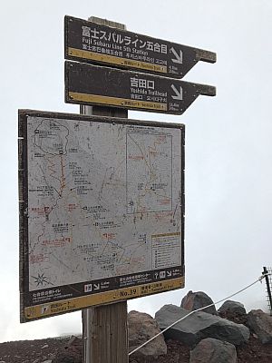 Auch auf der Abstiegsroute informieren Tafeln über den aktuellen Standort