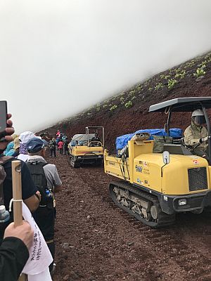 Die kleinen Raupenfahrzeuge versorgen die Hütten