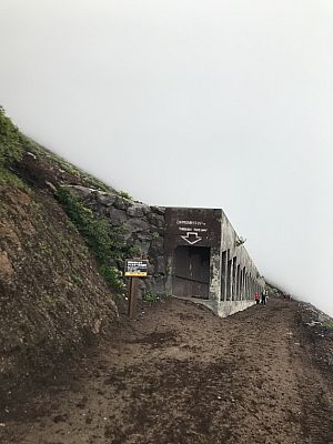 Der Durchgang schützt bei Steinschlag