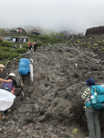 Über einen erstarrten Lavafluss erreichen wir die Häuser der Station 7