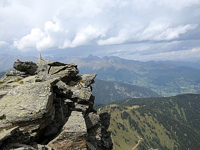 Steil fallen die Wände der Jaufenspitze nach Osten ab