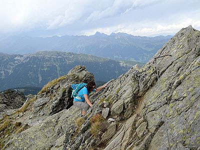 ... ist abschnittsweise mittels Drahtseil gesichert.