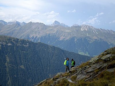 Beim Abstieg zeigt sich auch der Pflerscher Tribulaun in der Sonne