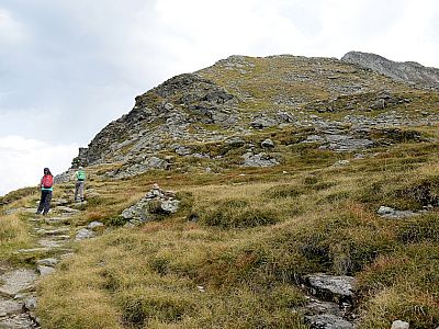 ... bis wir die steinigen Wiesen des Westhangs erreichen.