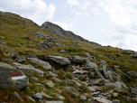 In der Ferne ist das Gipfelkreuz der Jaufenspitze zu erkennen