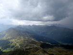 Von Westen rückt Regen an