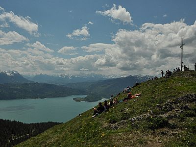An schönen Tagen genießen viele die traumhafte Sicht am Gipfel