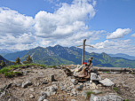Der Gipfel des Sonnenspitz mit Heimgarten und Herzogstand im Hintergrund