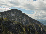 Die schrofige Nordwand des Jochbergs