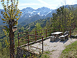 Sonniger Rastplatz unweit der überdachten Aussichtswarte