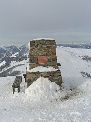 Gipfelblock mit Sitzgelegenheit