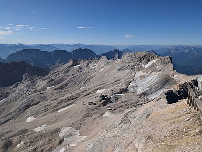 Der Ausblick über das Zugspitzplatt zum Schneefernerkopf
