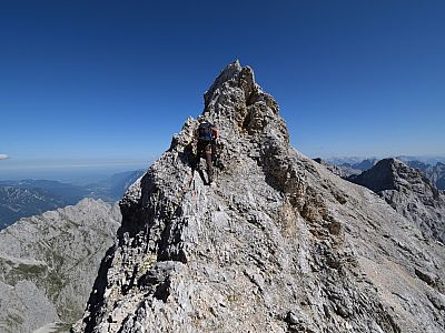 Auch wenn es hauptsächlich bergab geht, müssen immer wieder Spitzen um- oder
überklettert werden werden