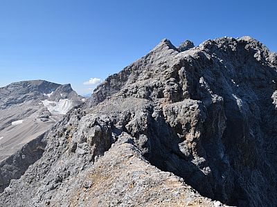 Immer wieder lohnt auch der Blick zurück auf den bereits abgekletterten Grat