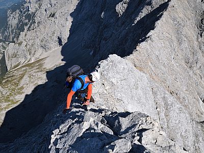 Wieder klettern wir einfach, aber recht ausgesetzt den schmalen Grat nach unten ab 