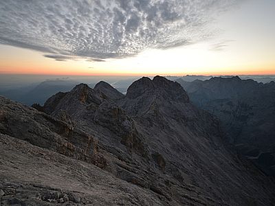 Im Osten erwacht am frühen Morgen die Sonne ... 