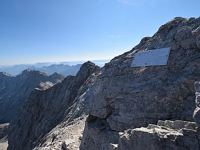 Hinter dem Gipfel befindet sich der Zustieg zum Jubiläumsgrat