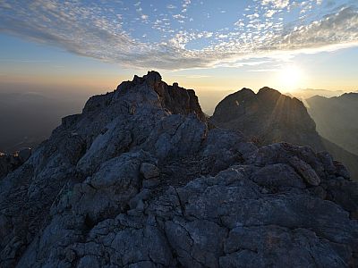 Ein paar Zacken gilt es kletternd zu überwinden.