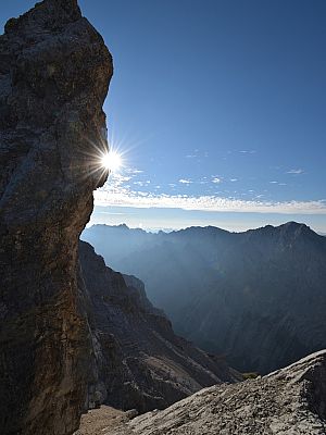 Die tiefstehende Morgensonne verleiht dem Gelände ein besonderes Flair