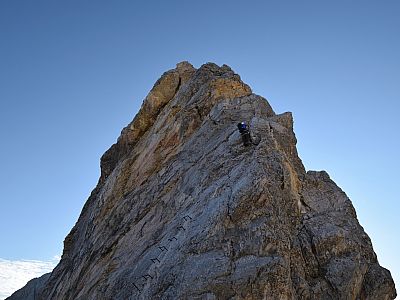 ... und später am Drahtseil auf den Gipfel der Vollkarspitze.