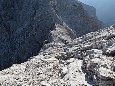 Über bröselige Felsen erreichen wir einen kleinen Sattel