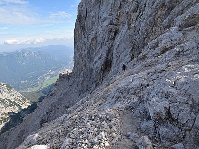Nach Nordosten steigen wir steil ab ... 