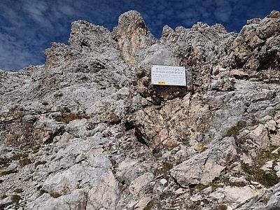 Ein Hinweisschild zum Jubiläumsgrat im Sattel