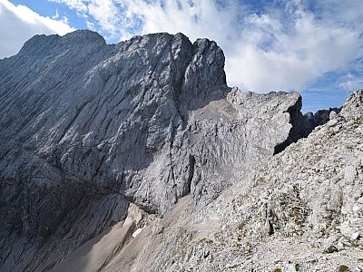 Der Blick zurück zum Schotterfeld des Hochblassen, über das wir abgestiegen sind
