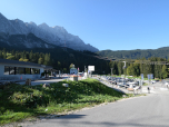 Der Parkplatz an der Talstation mit der Zugspitze im Hintergrund