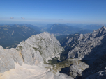Kaum zu erkennen, die Höllentalangerhütte am Fuß des Waxensteins