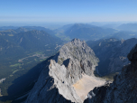 Der Ausblick über den Waxensteinkamm Richtung Estergebirge