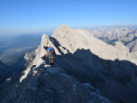 Der Ausblick über den Grat zur Mittleren Höllentalspitze und zur Biwakschachtel