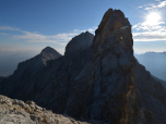 Ein mächtiger Pfeiler steht vor dem Aufstieg zur Vollkarspitze