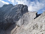 Der Blick zurück zum Schotterfeld des Hochblassen, über das wir abgestiegen sind
