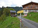 Wir biegen noch vor dem Hof links ab